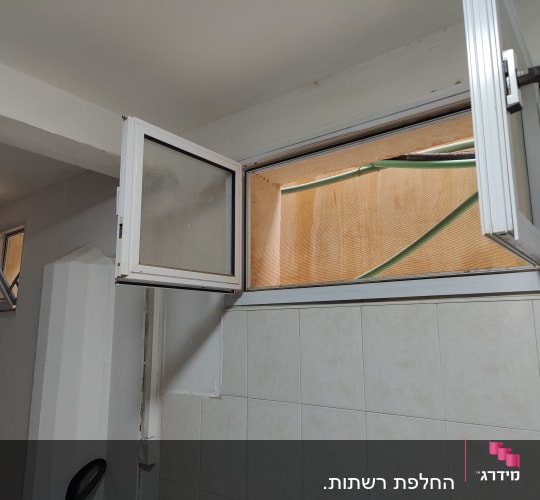 חלונות אלומיניום פתוחים עם מסגרות לבנות